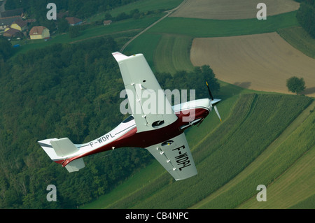 Kleine Sport-Europäische LSA Aerospool Dynamic Turbo-Flugzeug fliegen über Frankreich Stockfoto