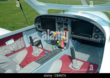 Cockpit der kleinen Sport-Europäische LSA Aerospool Dynamic Turbo-Flugzeug Stockfoto