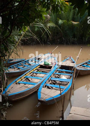 Ruderboote vertäut im Mekong-Delta, Vietnam Stockfoto