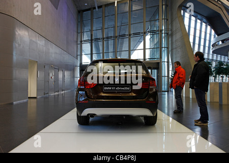 Männer, die Inspektion der neuen BMW-Auto-Modell an der Rezeption Halle von BMW Produktionsstätte in Leipzig Sachsen Ostdeutschland Stockfoto