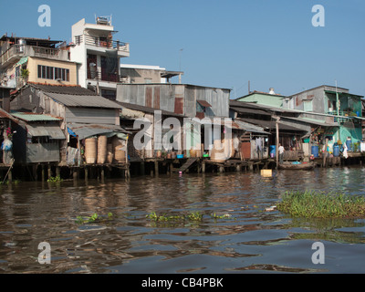 Pfahlbauten auf dem Wasser bei Can Tho im Mekong-Delta, Vietnam Stockfoto