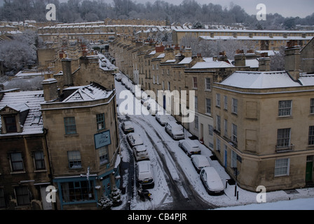 Schneebedeckte georgische Terrassen auf Thomas Street Bath Spa Somerset England Großbritannien Stockfoto