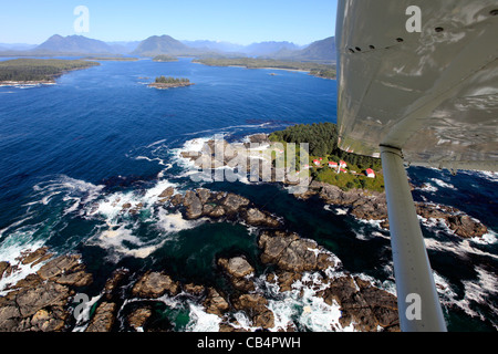 Flug über der Küste von Vancouver Island mit dem Wasserflugzeug auf einem malerischen flightq Stockfoto