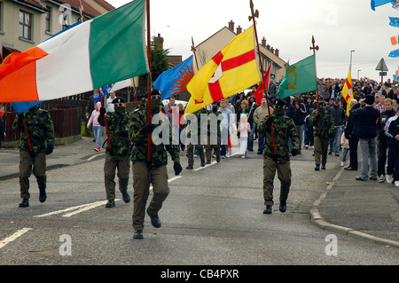 Mitglieder der Real IRA führen einen republikanischen Marsch um das Jahr 1916 Easter Rising, Londonderry, Nordirland zu gedenken. Stockfoto