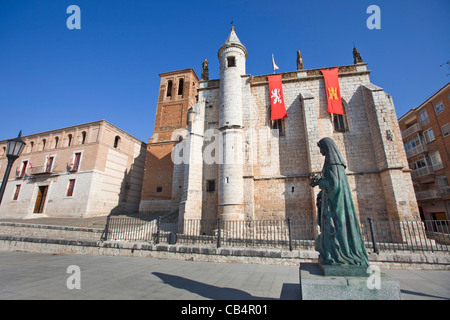 Denkmal-Statue zu Königin Juana Kirche i. von Kastilien Tordesillas Valladolid Castilla Leon vor der San "Antolin". Stockfoto