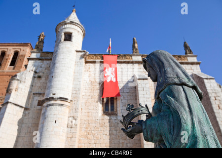 Denkmal-Statue zu Königin Juana Kirche i. von Kastilien Tordesillas Valladolid Castilla Leon vor der San "Antolin". Stockfoto