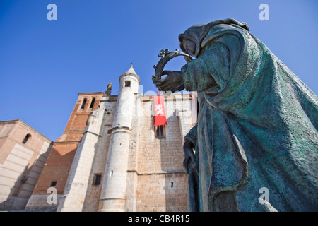 Denkmal-Statue zu Königin Juana Kirche i. von Kastilien Tordesillas Valladolid Castilla Leon vor der San "Antolin". Stockfoto