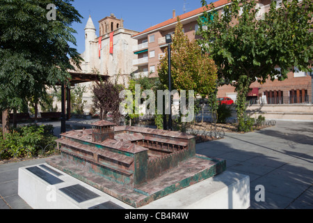 Real Monasterio de Santa Clara de Tordesillas Kloster von Santa Clara Tordesillas mit Modell des Schlosses im Vordergrund. Stockfoto