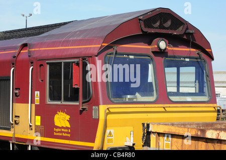 Nahaufnahme der Kabine der Kategorie 66 Lokomotive Nr. 66008 schleppen einen Güterzug im Bahnhof Eastleigh, Hampshire, England Stockfoto