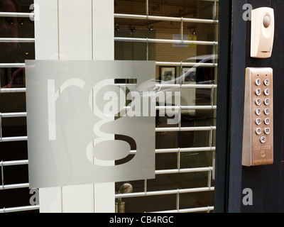 RG steht für Richard Goodall, wie auf das Fenster in seiner Kunstgalerie in Manchester UK Stockfoto