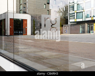 RG steht für Richard Goodall, wie auf das Fenster in seiner Kunstgalerie in Manchester UK Stockfoto