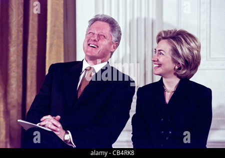 US-Präsident Bill Clinton und First Lady Hillary Clinton Lachen nach Senator Chuck Robb, Witze über Frau Clinton spekuliert laufen für den US-Senat-Sitz in New York, bald nach 17. Februar 1999 im Weißen Haus in Washington, DC geräumt werden. Stockfoto