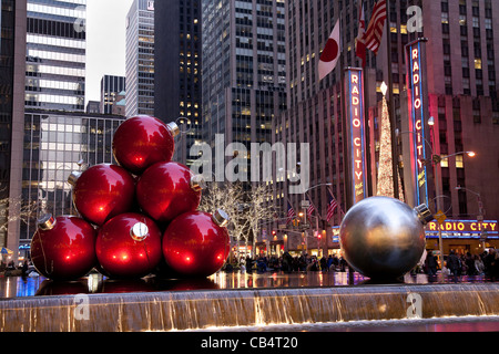 Riesige Weihnachtsverzierungen, reflektierenden Pool, 1251 Avenue of the Americas, New York City, USA Stockfoto