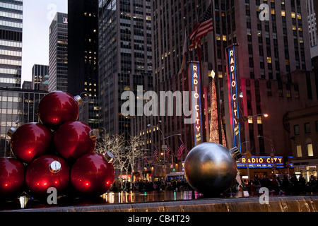 Riesige Weihnachtsverzierungen, reflektierenden Pool, 1251 Avenue of the Americas, New York City, USA Stockfoto