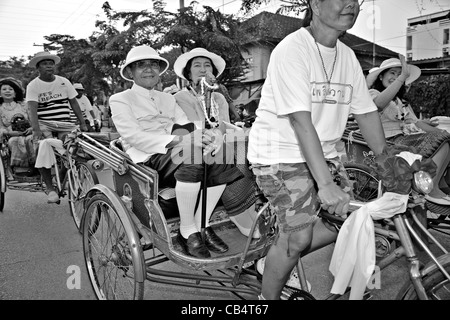 Alte Thailänder. Das thailändische Paar in 1911-er Kleidung fährt in der Prozession zum 100.-jährigen Jubiläum des Hua hin Bahnhofs. Stockfoto