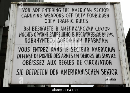 Ein Schild am Checkpoint Charlie informiert die Menschen, dass sie den amerikanischen Sektor von Berlin, Deutschland eingeben. Stockfoto
