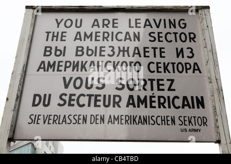 Ein Schild am Checkpoint Charlie informiert Menschen Thay, sie verlassen den amerikanischen Sektor von Berlin, Deutschland. Stockfoto