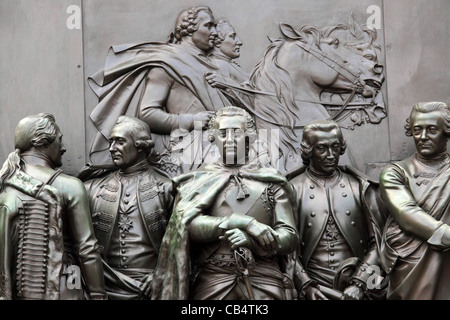 Bas-Relief-Skulpturen des 18. Jahrhunderts Preußen auf das Denkmal zu Ehren Friedrichs des großen in Berlin, Deutschland. Stockfoto