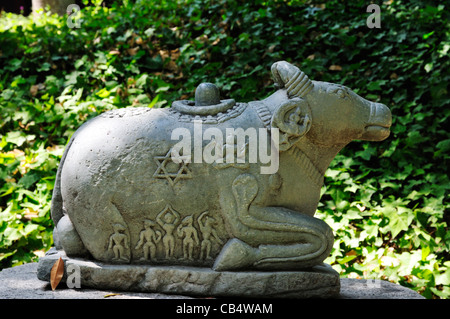 Geschnitzte Stier mit Shiva Lingam (Symbol für Shiva) und andere Bilder, einschließlich der Davidstern im Norton Simon Museum in Pasadena Stockfoto