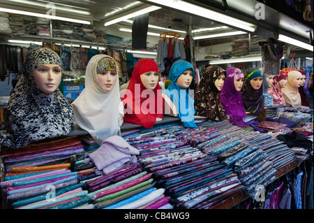 Köpfe auf Stall Modellierung Hijabs, Shepherds Bush Market, London Stockfoto