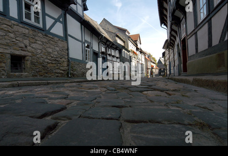 Kopfsteinpflaster und Fachwerkhäusern von der mittelalterlichen Stadt Goslar, Deutschland. Goslar ist ein UNESCO-Weltkulturerbe. Stockfoto