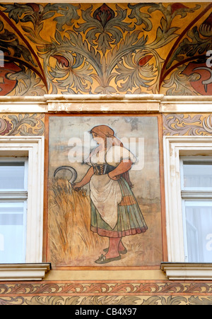 Prag, Tschechische Republik. Male Namesti / "Kleines Quadrat". Nr. 3 - V.J.Rott-Haus. (1890) bemalte Fassade. Frau mit Sichel Stockfoto