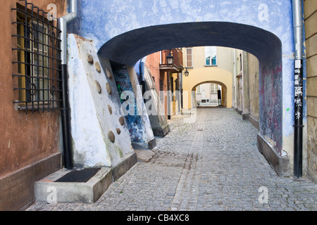 Gepflasterte Straße mit gewölbten Durchgang in der Altstadt (Polnisch: Stare Miasto, Ämtern) von Warschau, Polen Stockfoto