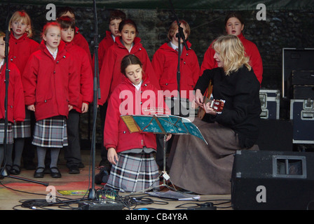 Schulchor singt auf der Bühne in Bury St Edmunds Christmas Market Stockfoto