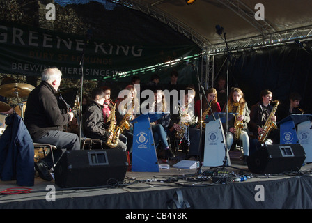 Jugendorchester auf der Bühne in Bury St Edmunds Christmas Market Stockfoto