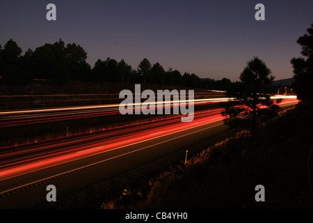 Langzeitbelichtung des Verkehrs auf i-17 in den frühen Morgenstunden mit Scheinwerfer und Rücklicht Wanderwege Stockfoto