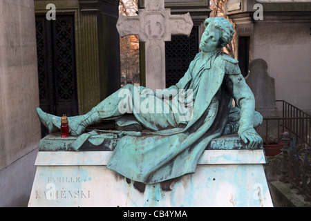 Grab des Kamienski am Friedhof Montmartre, Paris, Frankreich Stockfoto