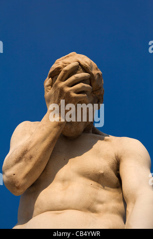 Statue von Kain nach dem Mord an seinem Bruder Abel, von Henri Vidal, Jardin des Tuileries, Paris, Frankreich Stockfoto