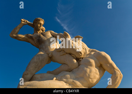 Thésée Kombattant le Minotaure Statue von Etienne Jules Ramey in den Tuilerien-Gärten-Paris-Frankreich Stockfoto