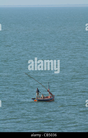 Afrika, Mosambik Maputo. Lokale Fischer auf Maputo-Bucht im Indischen Ozean. Stockfoto