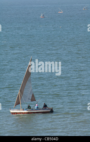 Afrika, Mosambik Maputo. Lokale Fischer auf Maputo-Bucht im Indischen Ozean. Stockfoto