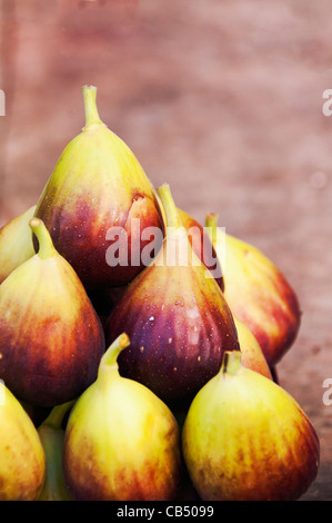 eine Pyramide aus frischen Feigen auf dem Markt Stockfoto