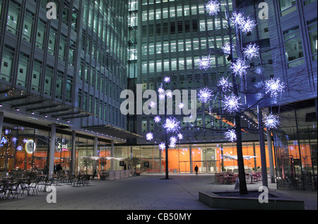 Weihnachtsschmuck an Central St Giles Piazza aus High Holborn London 2011 Stockfoto