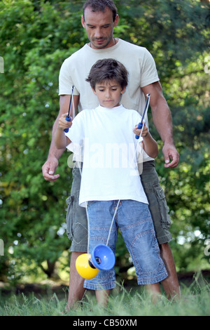 ein kleiner Junge spielt diabolo Stockfoto