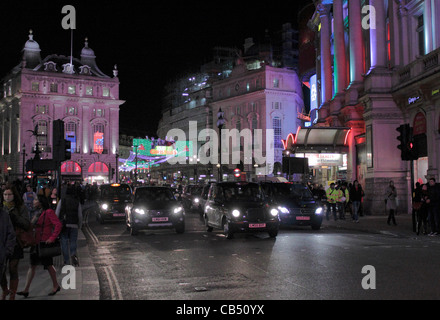 Straßenszene Piccadilly Circus in London Nacht November 2011 Stockfoto