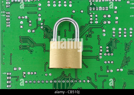 Schloss und Leiterplatte, Konzept der Online-Sicherheit Stockfoto