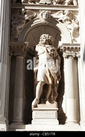 Eine Statue eines Mitglieds der Familie Barbaro auf der Außenseite der Chiesa di Santa Maria del Giglio, Venedig Stockfoto