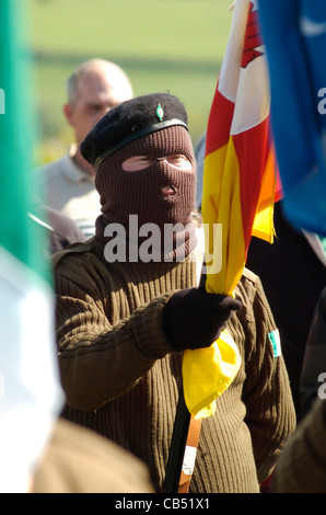 Real IRA Mitglied 1916 Easter Rising Gedenken in Londonderry, Nordirland. Stockfoto