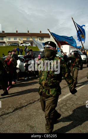 Mitglieder der Real IRA 1916 Easter Rising Gedenken in Londonderry, Nordirland besucht. Stockfoto