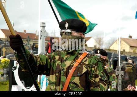 Mitglied der Real IRA 1916 Easter Rising Gedenken in Londonderry, Nordirland besucht. Stockfoto