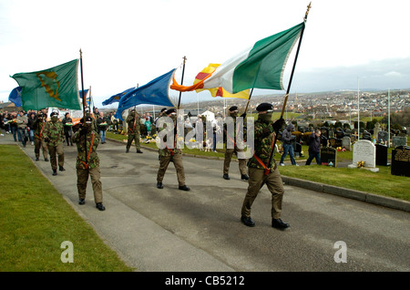 Mitglieder der Real IRA 1916 Easter Rising Gedenken in Londonderry, Nordirland besucht. Stockfoto