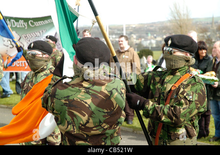 Mitglieder der Real IRA 1916 Easter Rising Gedenken in Londonderry, Nordirland besucht. Stockfoto