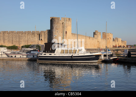 Marina an der Stadtmauer von Aigues-Mortes, Südfrankreich Stockfoto