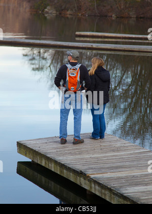 Ein junges Paar steht auf einem dock Stockfoto