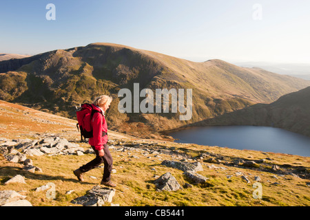 Eine Frau zu Fuß auf den Lakelandpoeten Bereich im Lake District, UK., Dollywagon Pike. Stockfoto