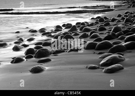 Felsen am Strand bei Ebbe, Embleton Bay, Northumberland. Stockfoto